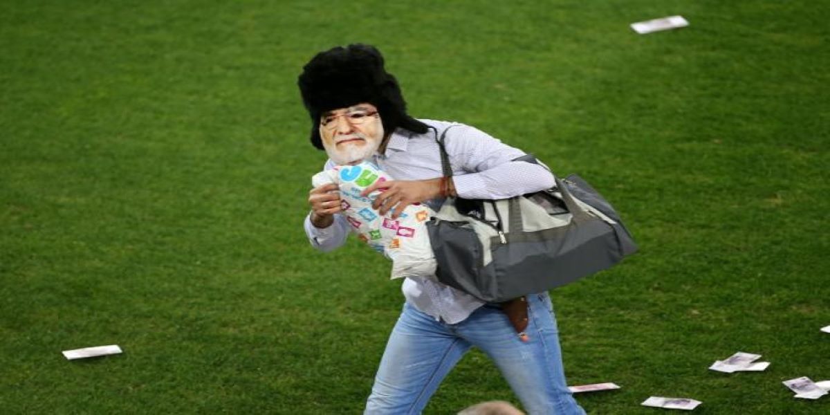 Ολυμπιακός: Πρόστιμο 20.000 ευρώ για τον μασκοφόρο «Ιβάν Σαββίδη» που πέταγε ρούβλια