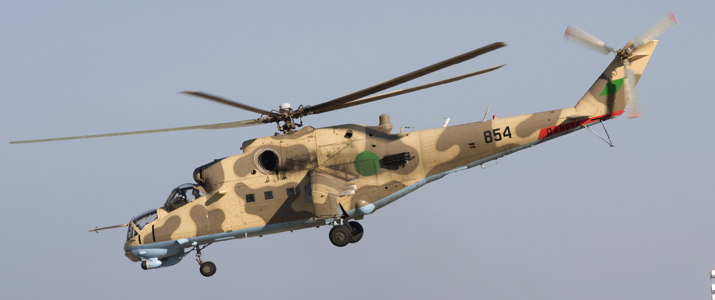 Πτήση για γερά νεύρα: Επιθετικό ελικόπτερο του Εθνικού Στρατού της Λιβύης «γλύφει» το έδαφος