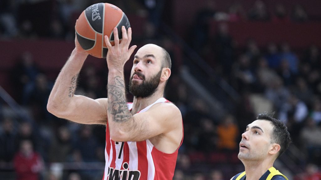 Στο χειρουργείο αυτήν την ώρα ο Βασίλης Σπανούλης – Χάνει τη σεζόν με τους «ερυθρόλευκους»