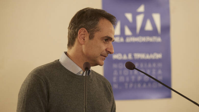 Η βόλτα του Κυριάκου Μητσοτάκη στο Ρέθυμνο, οι ρακές και το… σχόλιο σε παρέα που κάπνιζε έξω από καφετέρια (φώτο)