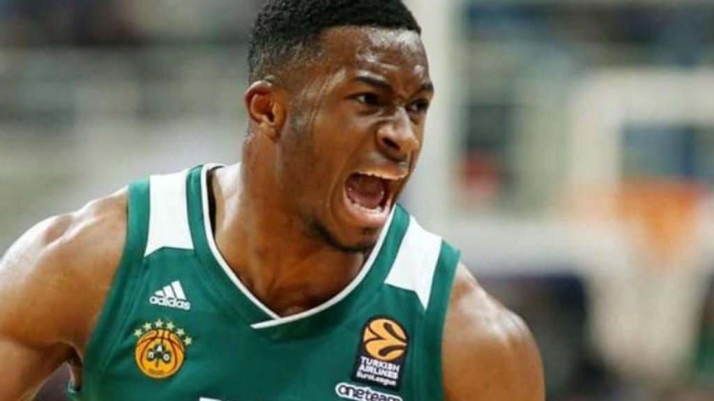 Ο Θανάσης Αντετοκούνμπο χόρεψε το ζεϊμπέκικο της Ευδοκίας σε κεντρική πλατεία του Παρισιού (βίντεο)