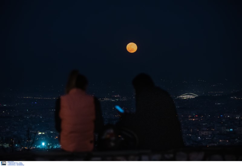 Στον ουρανό η υπερπανσέληνος του χιονιού – Θεαματικές οι πρώτες εικόνες (φώτο)