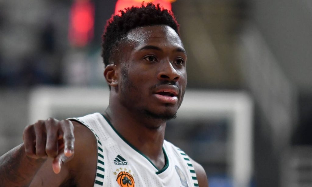 Ο Θανάσης Αντετοκούνμπο χορεύει το «Ζεϊμπέκικο της Ευδοκίας» στους δρόμους του Παρισιού (βίντεο)