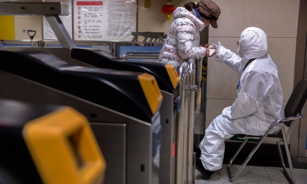 Ο κορωνοϊός «χτύπησε» σαλέ στις γαλλικές Άλπεις – Ανησυχία στους τουρίστες για τον φονικό ιό