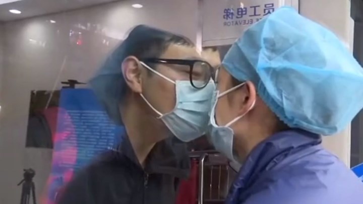 Ερωτευμένο ζευγάρι χωρίστηκε λόγω της καραντίνας – Η γυάλινη πόρτα και το φιλί που έγινε viral (βίντεο)