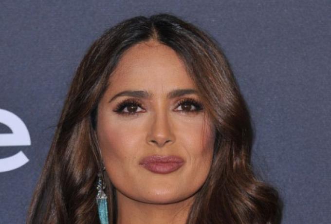 Το ξέχειλο μπούστο της Σάλμα Χάγιεκ έτοιμο να «εκραγεί» (φωτο)