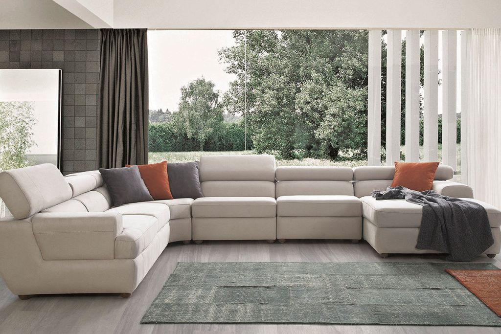 Παίρνει ένα μπουκάλι βότκα και αρχίζει να ψεκάζει τον καναπέ της – Δεν φαντάζεστε το αποτέλεσμα