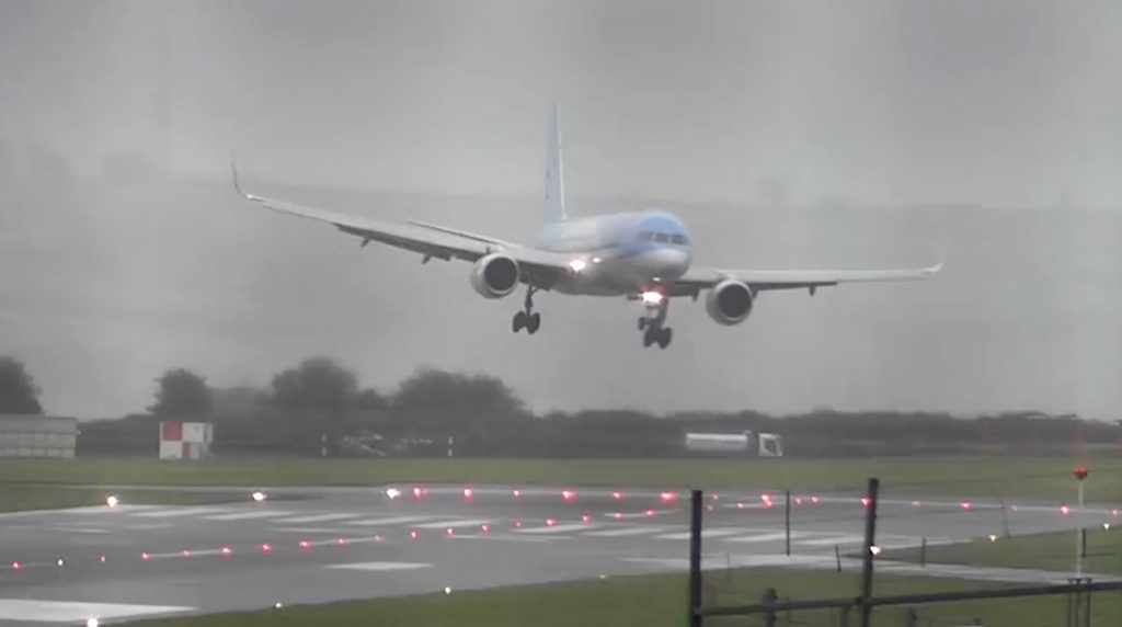 Καταιγίδα «Κιάρα»: Τα αεροσκάφη παλεύουν με τους θυελλώδεις ανέμους για  να  προσγειωθούν στο Χίθροου