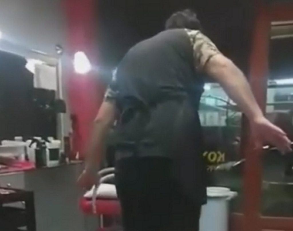 Ναύπακτο: Κουρέας-τραγουδιστής τρώει επική τούμπα (βίντεο)