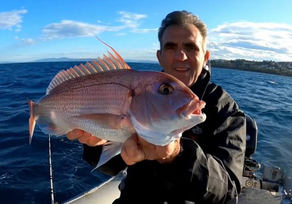 Ψαράς έμεινε με το «στόμα ανοιχτό» όταν αντίκρισε τι είχε αλιεύσει (βίντεο)