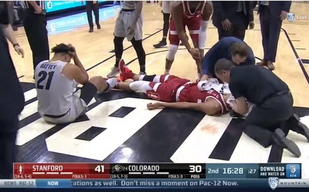 «Πάγωσαν» στο γήπεδο με την τρομακτική πτώση στο παρκέ με το κεφάλι (βίντεο)