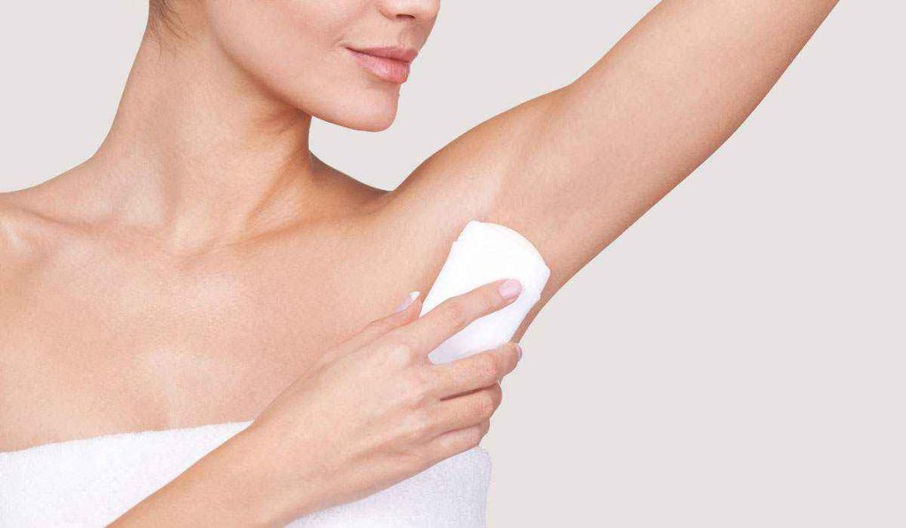 Αυτές είναι οι τρεις εναλλακτικές χρήσεις του αποσμητικού που δεν είχατε σκεφτεί