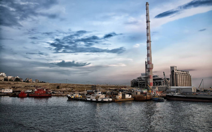 Η ημέρα που αν είχε βρέξει ο Πειραιάς θα είχε εξαφανιστεί από δηλητηρίαση – Το μαύρο σύννεφο που έκαιγε τα σωθικά