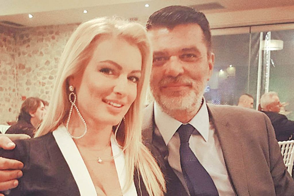 Ανεβαίνουν τα σκαλιά της εκκλησίας Α.Πάτσης – Β.Παπαλουκά με κουμπάρους τον Στ.Πέτσα και τη σύζυγό του