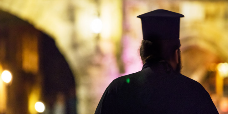 Ιερέας από Ουγκάντα λειτουργεί σε εκκλησία της Θεσσαλονίκης – Ο πρώτος μάυρoς διάκονος (βίντεο)