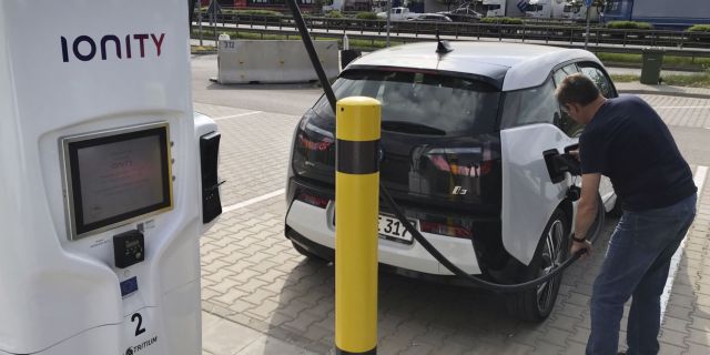 Η Τesla θέλει να δημιουργήσει δίκτυο ταχυφορτιστών ηλεκτρικών αυτοκινήτων στην Ελλάδα