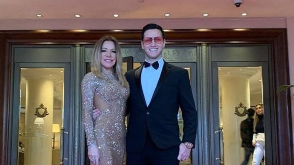 Έλαμψε στο κόκκινο χαλί των Όσκαρ η Μαριάννα Λάτση – Συνοδευόταν από το γιο της (φώτο)