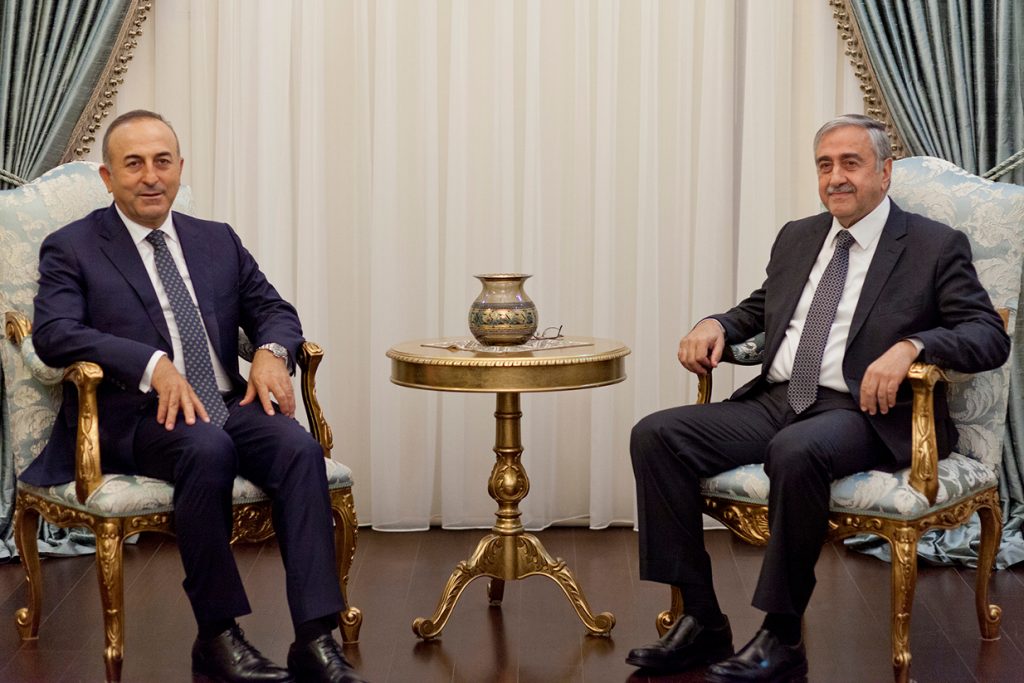 Ο Μ.Τσαβούσογλου επιτίθεται στον Μ.Ακιντζί: «Δεν έχω εργαστεί ξανά με τόσο ανέντιμο πολιτικό»