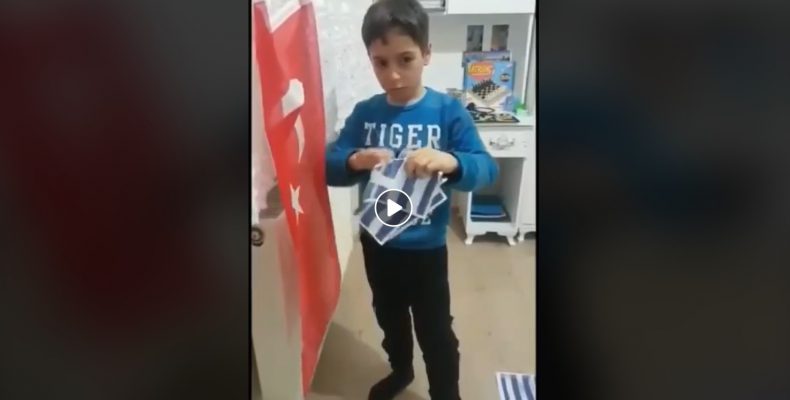 Βίντεο: Τουρκόπουλο σκίζει και ποδοπατάει την ελληνική Σημαία
