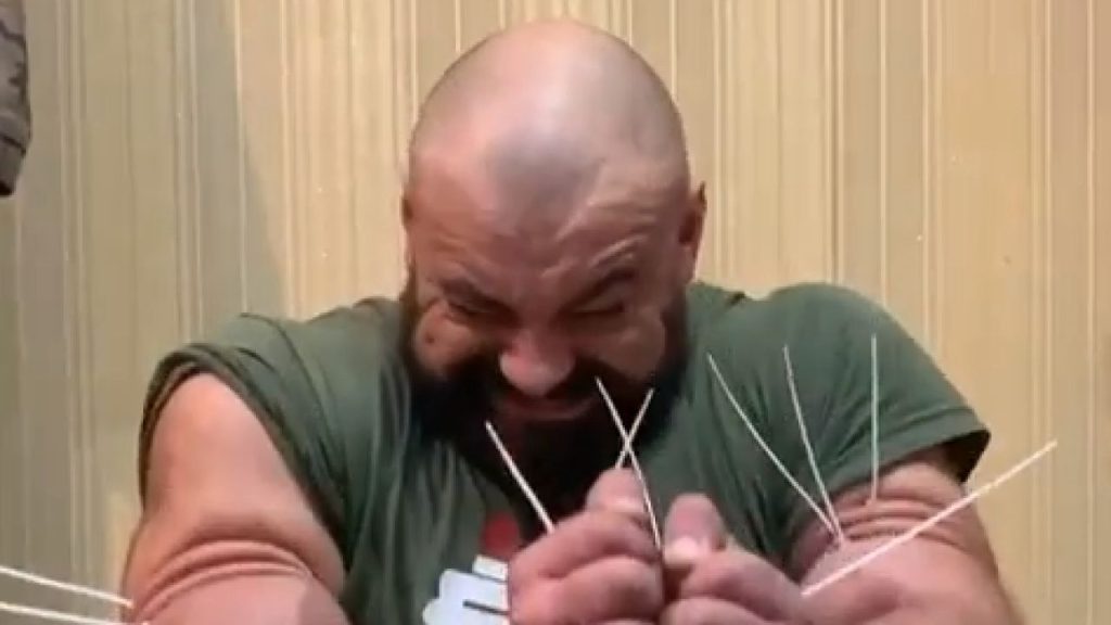 Ο άνθρωπος «Χαλκ»: Καρφώνει πρόκες με το… χέρι του! (βίντεο)