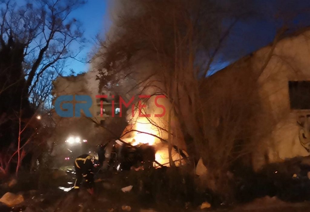 Θεσσαλονίκη: «Πρόσφυγες» έβαλαν φωτιά κοντά στον σιδηροδρομικό σταθμό για τρίτη συνεχή φορά