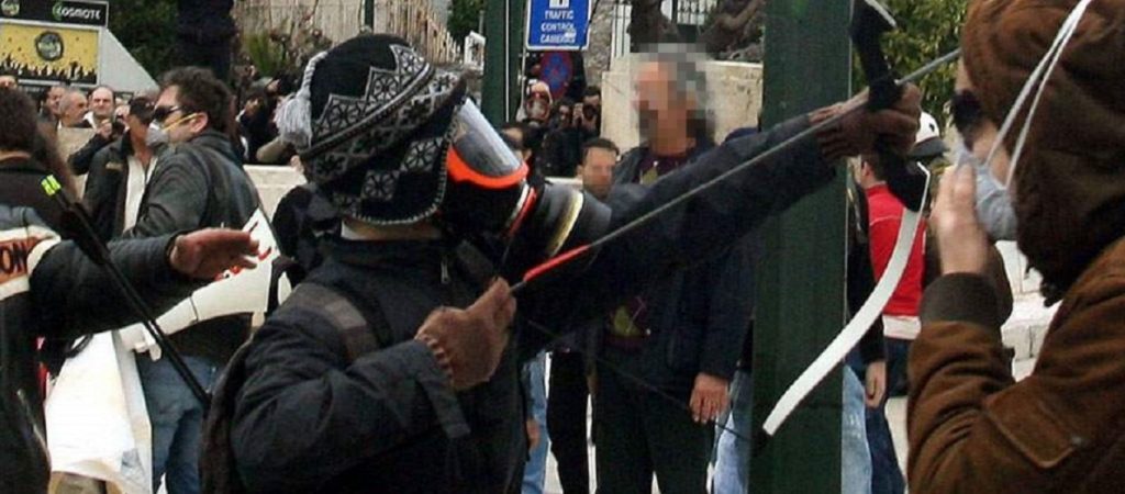 «Τοξοβόλος του Συντάγματος»: Συνεχίζονται οι εξονυχιστικές έρευνες στη δεύτερη γιάφκα (βίντεο)