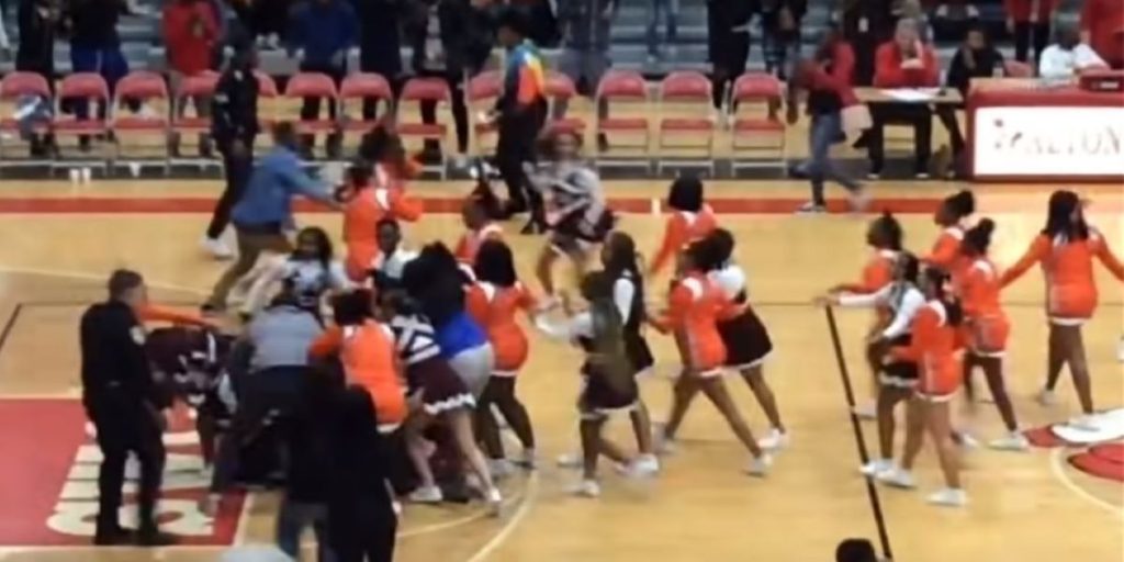 ΗΠΑ: «Μαλλιά κουβάρια» έγιναν οι τσιρλίντερ σε αγώνα μπάσκετ – Δείτε το βίντεο με το άγριο ξύλο