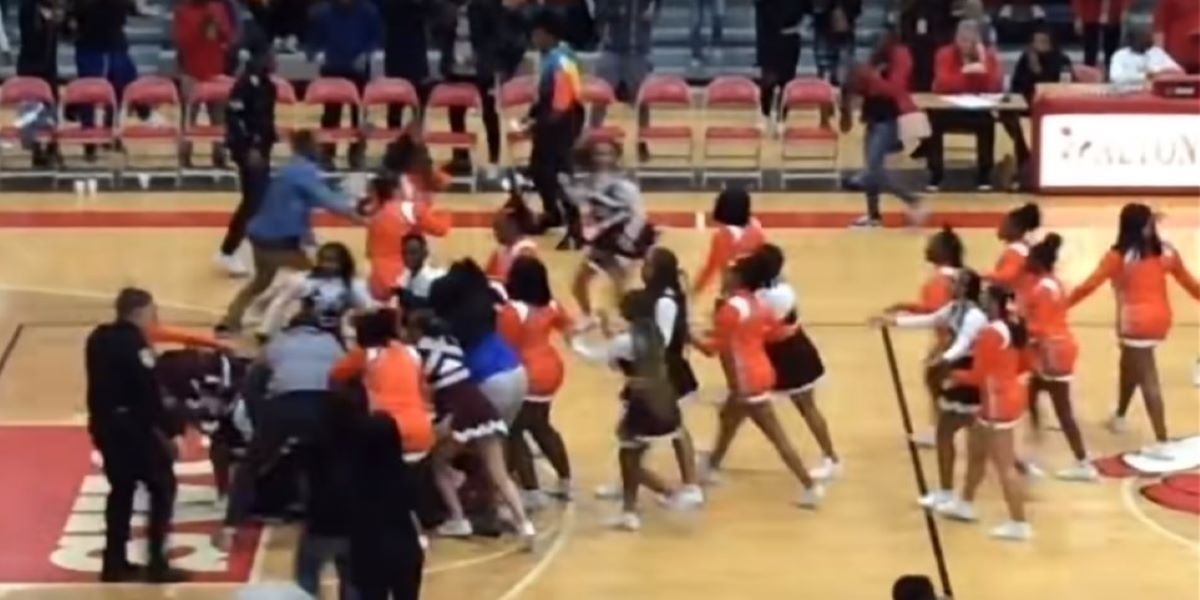 ΗΠΑ: «Μαλλιά κουβάρια» έγιναν οι τσιρλίντερ σε αγώνα μπάσκετ – Δείτε το βίντεο με το άγριο ξύλο