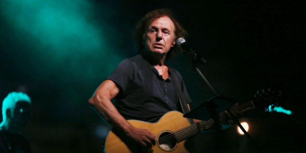 O Βασίλης Παπακωνσταντίνου τραγουδάει για τον Γιάννη Αντετοκούνμπο: «Μαύρο αστέρι φωτεινό απ’ τα Σεπόλια» (βίντεο)