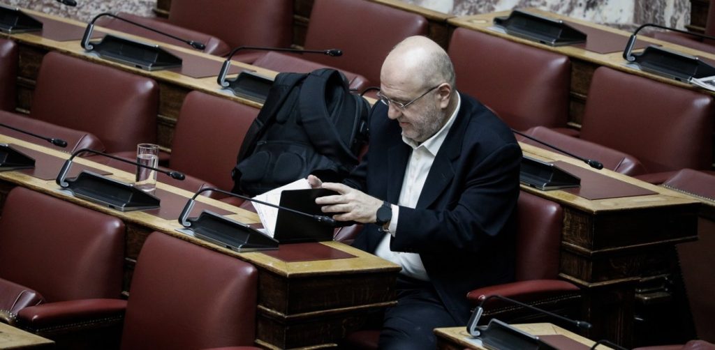 Τρύφων Αλεξιάδης: Επέστρεψε στη Βουλή έπειτα από την περιπέτεια υγεία του – Δείτε πως τον καλωσόρισαν (φώτο)