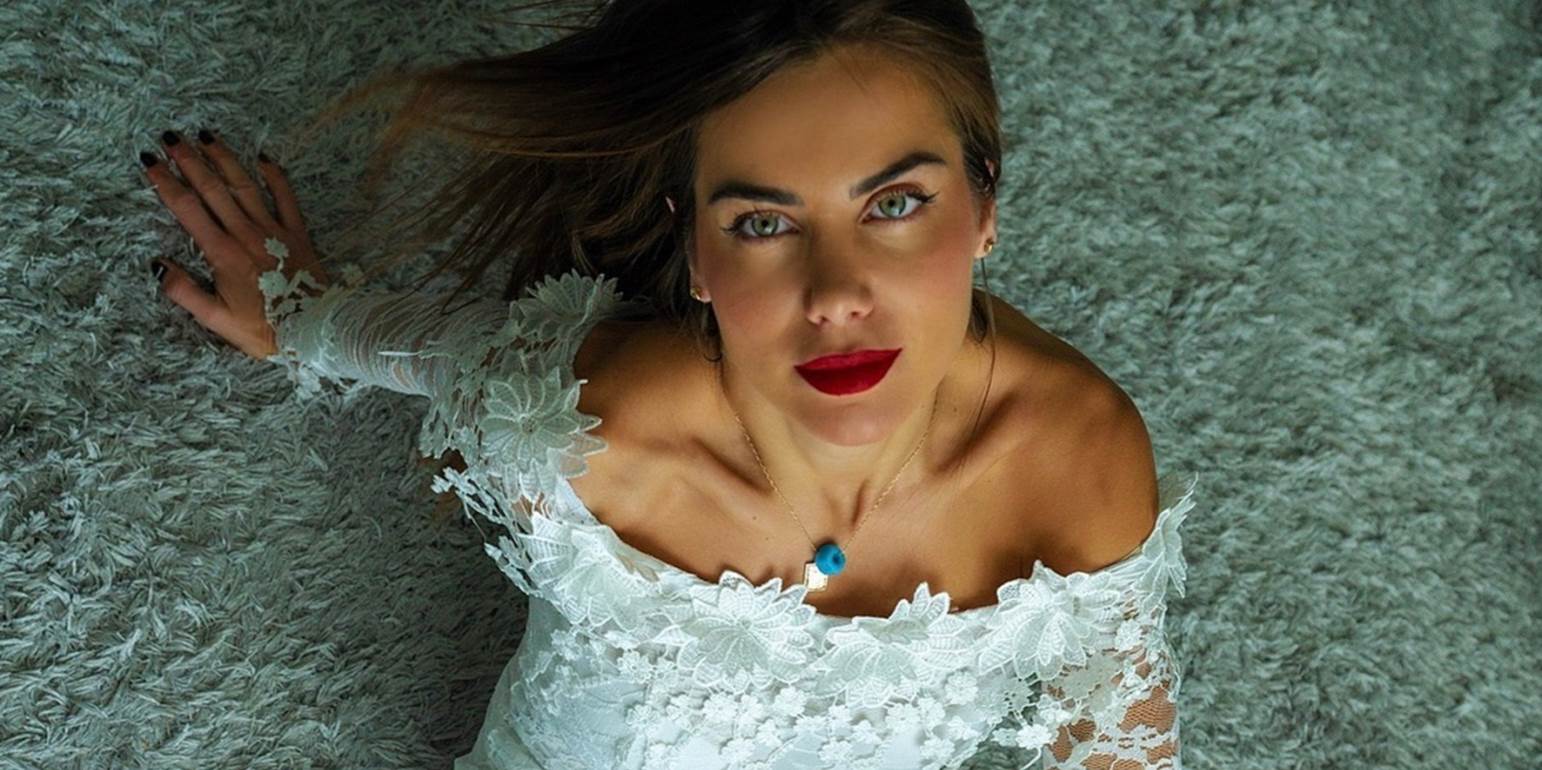 Το… τερμάτισε η αεροσυνοδός του Σεΐχη – Σε άκρως αποκαλυπτικές σκηνές σε διαφήμιση του Jumbo (φώτο-βίντεο)