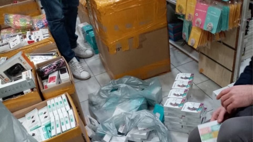 Πάταξη παρεμπορίου: Κατασχέθηκαν και καταστράφηκαν 771 «μαϊμού» προϊόντα Apple (φώτο)