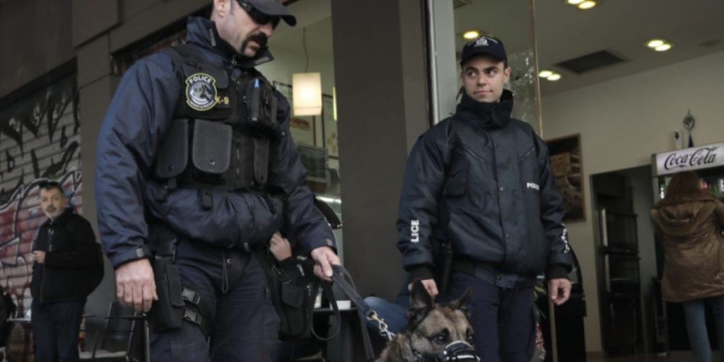 Εξάρχεια: «Πρεμιέρα» για το νέο μοντέλο αστυνόμευσης – Ξεκίνησαν οι περιπολίες με αστυνομικούς σκύλους (φώτο)