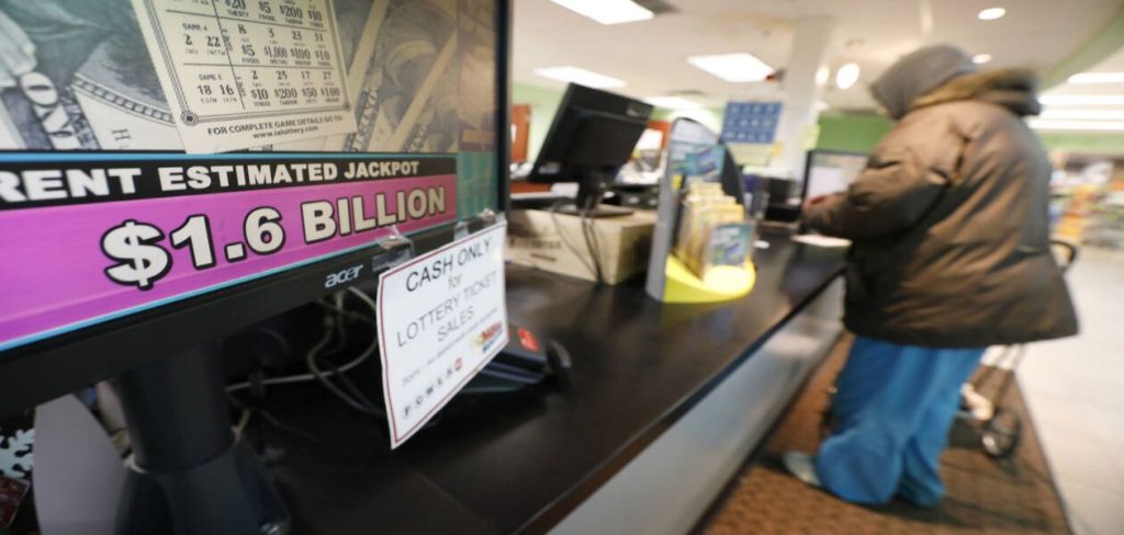 Το λάθος που παραλίγο να τον «στοίχειωνε» για μια ζωή: Κέρδισε 92.000 δολ και πέταξε στα σκουπίδια το τυχερό δελτίο