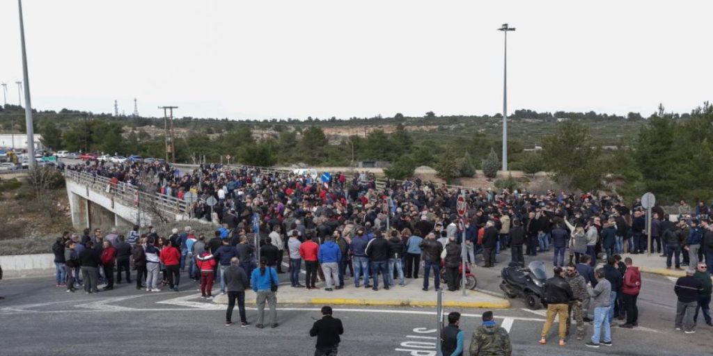 Εργαζόμενοι της ΛΑΡΚΟ απέκλεισαν συμβολικά την Εθνική οδό Αθηνών-Λαμίας (φώτο)
