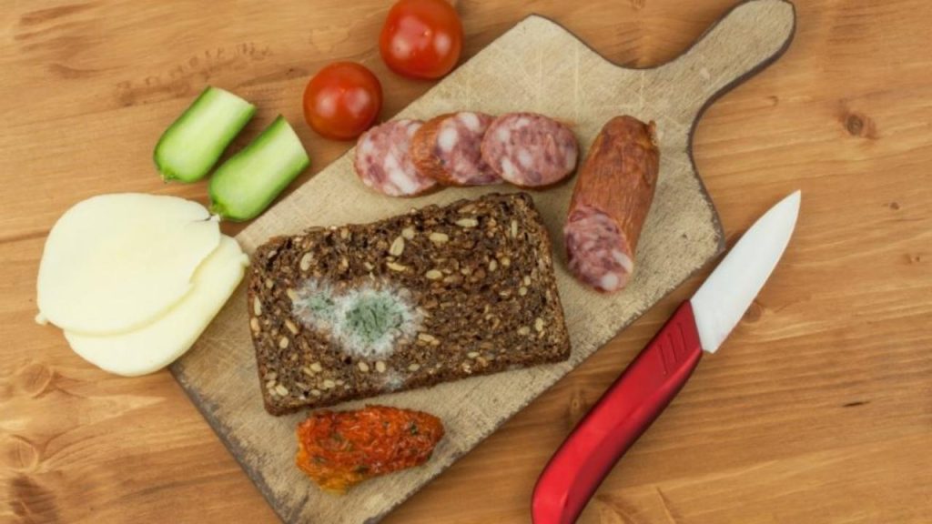 Δείτε τι θα συμβεί αν καταναλώσετε κάτι που έχει πιάσει μούχλα