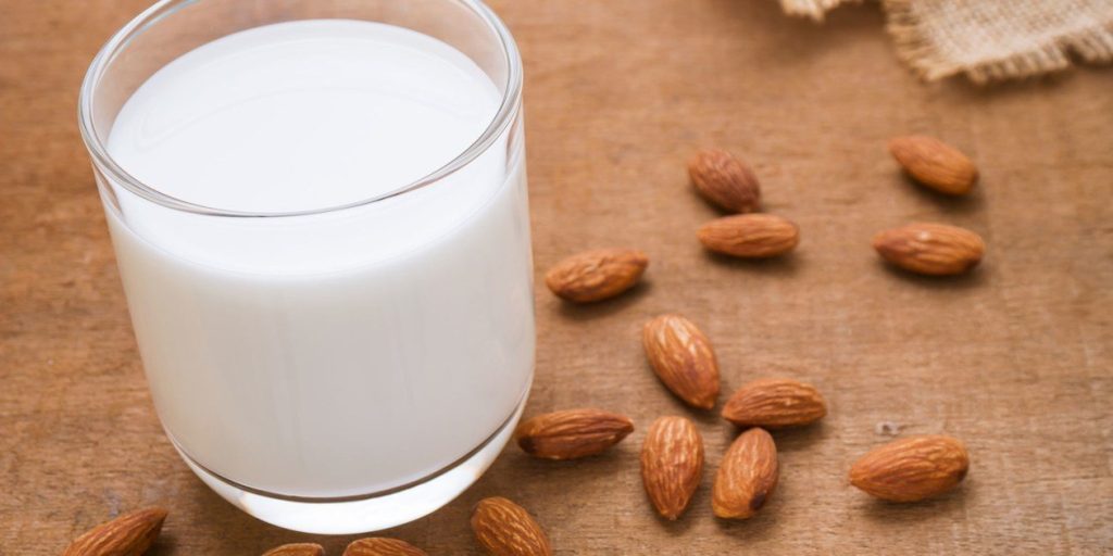 Γάλα αμυγδάλου: Τα «μαγικά» οφέλη του για τον οργανισμό μας – Πως να το φτιάξετε μόνοι σας