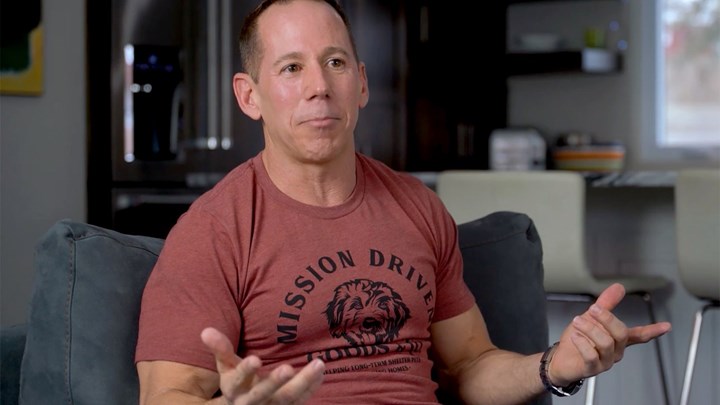 Δίνει 25.000 δολάρια σε όποιον τον βοηθήσει να βρει τον… έρωτα (βίντεο)