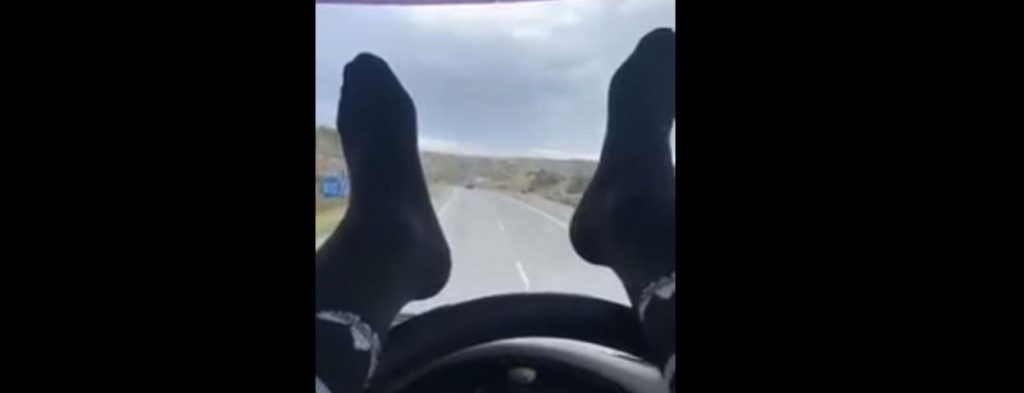 Στη φυλακή ο 44χρονος που οδηγούσε με τα πόδια! (βίντεο)