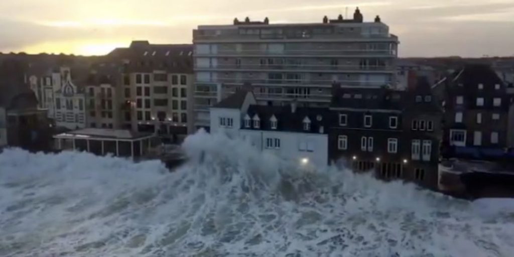 «Κιάρα» και στη Γαλλία: Τεράστια κύματα «εξαφανίζουν» τα παράλια πόλης (βίντεο)