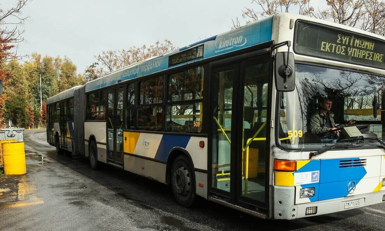 Τρόμος στη Γλυφάδα – Λεωφορείο έπεσε πάνω σε στάση