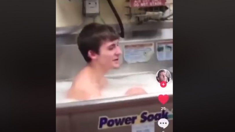 Υπάλληλος fast food έκανε μπάνιο στο… νιπτήρα που πλένουν τα πιάτα (βίντεο)