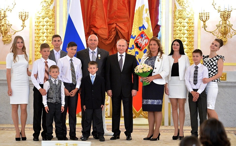 Ο Β.Πούτιν: «Όσο θα είμαι πρόεδρος δεν θα υπάρξει “Γονέας 1” και “Γονέας 2” στην Ρωσία – Μόνο “μητέρα” και “πατέρας”»