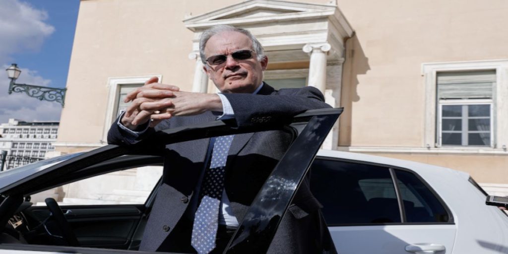 Κατέφτασαν τα ηλεκτροκίνητα αυτοκίνητα της Βουλής – Test drive ο Κώστας Τασούλας (φώτο)