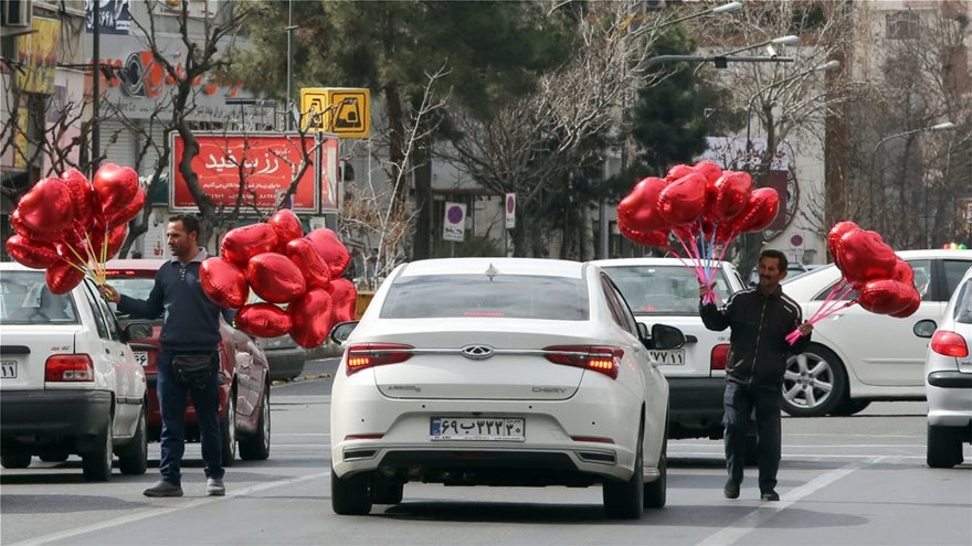 Ο Άγιος Βαλεντίνος κάνει «θραύση» στο… Ιράν παρά τις απαγορεύσεις