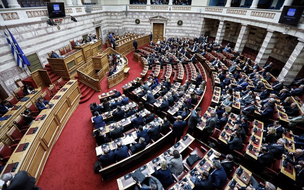 Έρχεται σφοδρή πολιτική σύγκρουση αρχηγών σήμερα στη Βουλή – Για τα εργασιακά θέματα