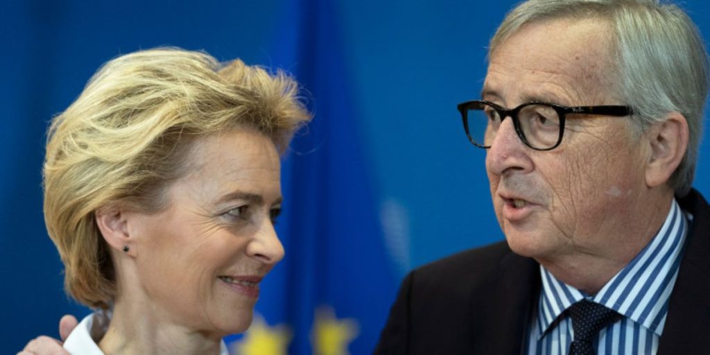 «Χιουμοράκι» από τον Γιούνκερ: «Η Φον ντερ Λάιεν κι εγώ είμαστε… σαν τους δύο Πάπες στο Βατικανό»