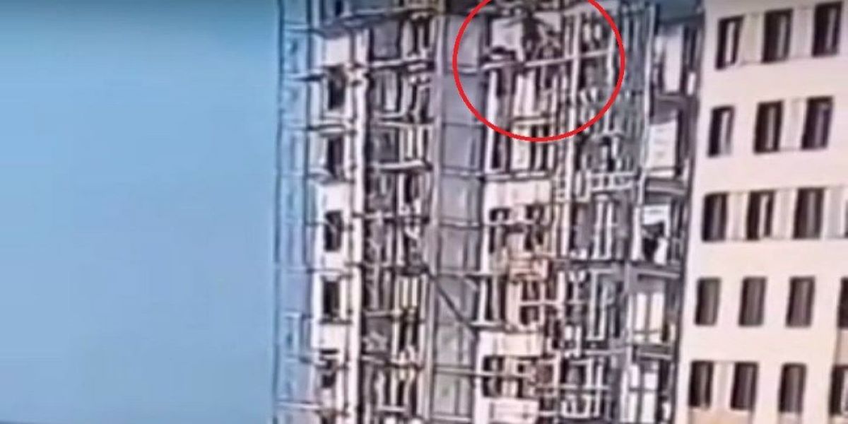 Τύχη «βουνό» είχαν δύο οικοδόμοι που έπεσαν από τον 9ο όροφο: Η σκαλωσιά κατέρρευσε και βρέθηκαν στο κενό (βίντεο)
