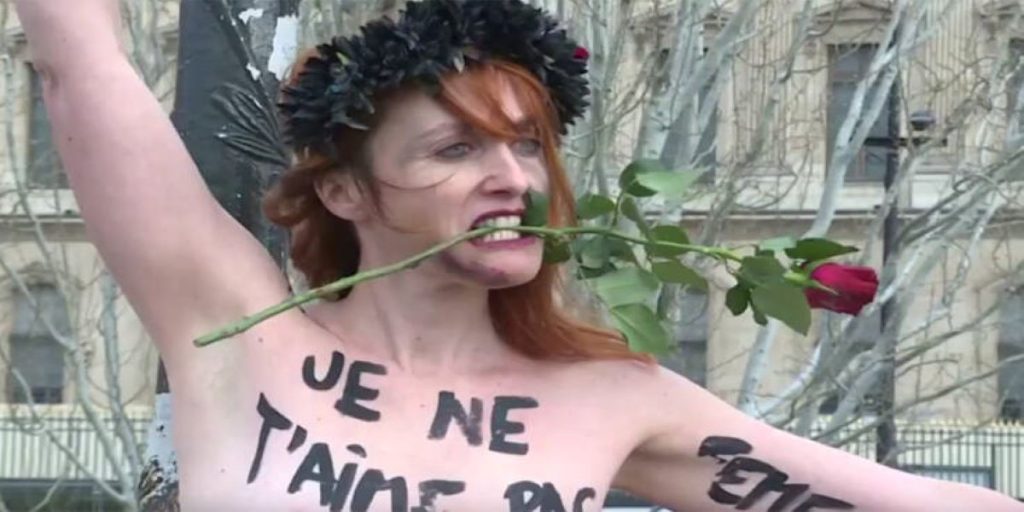 Παρίσι: Γuμνόστηθες ακτιβίστριες αλυσοδέθηκαν σε γέφυρα ως ένδειξη διαμαρτυρίας στις γυναικοκτονίες (φώτο)