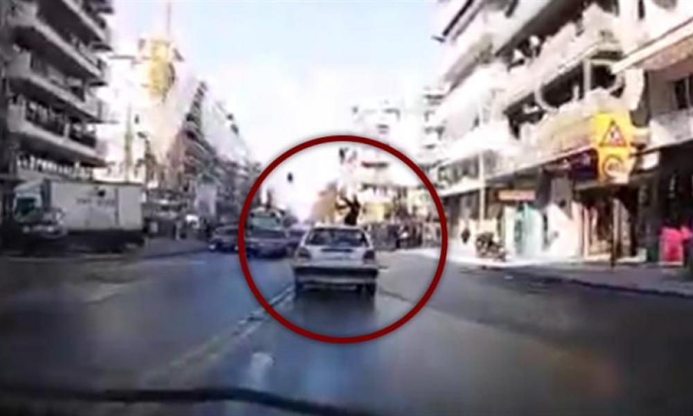 Θεσσαλονίκη: Αυτοκίνητο παρασέρνει πεζή γυναίκα – Σοκάρει το βίντεο